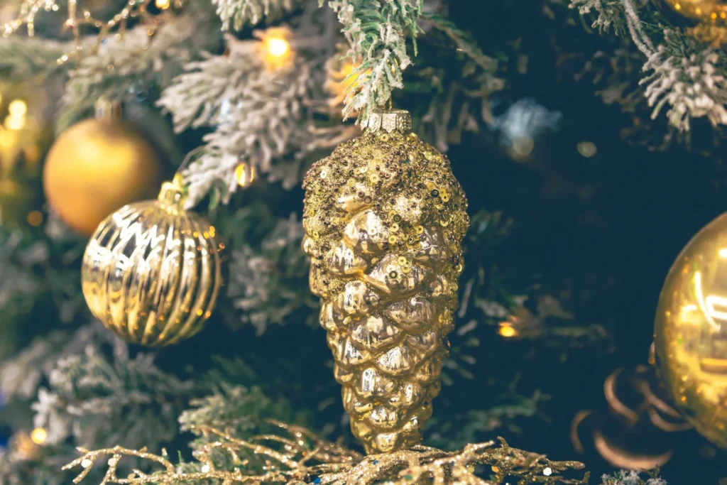 Stunning Christmas Tree Decoration Ideas for Homes and Workspaces 2 Christmas Tree Decoration